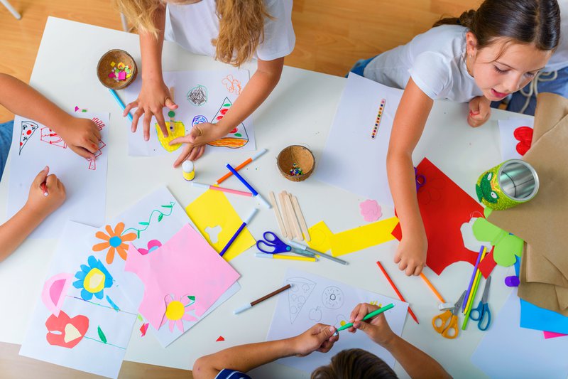 Niños dibujando