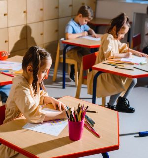 Niños estudiando